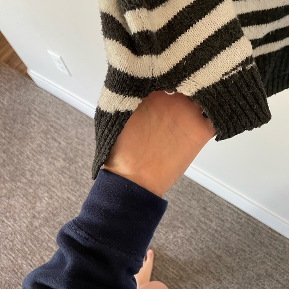 B&W STRIPE SWEATER - Picture 5 of 6